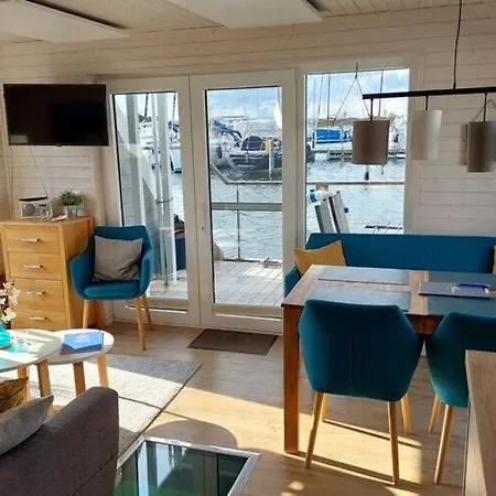 Houseboat Hecht In At The Marina Minde
