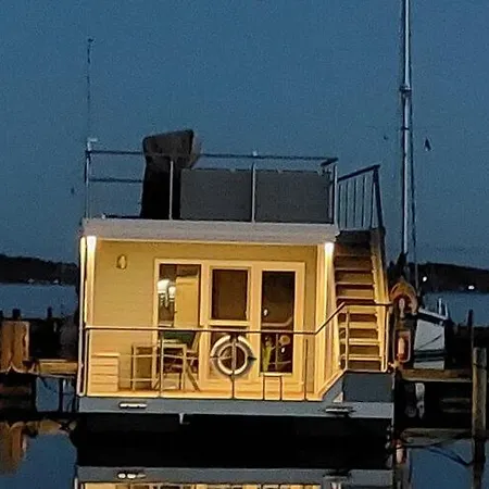 Houseboat Hecht In At The Marina Minde